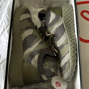 BLONDO Shay Knit Camouflage Lace-Up Sneakers